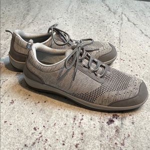 Women’s 12B OrthoFeet gray walking shoes